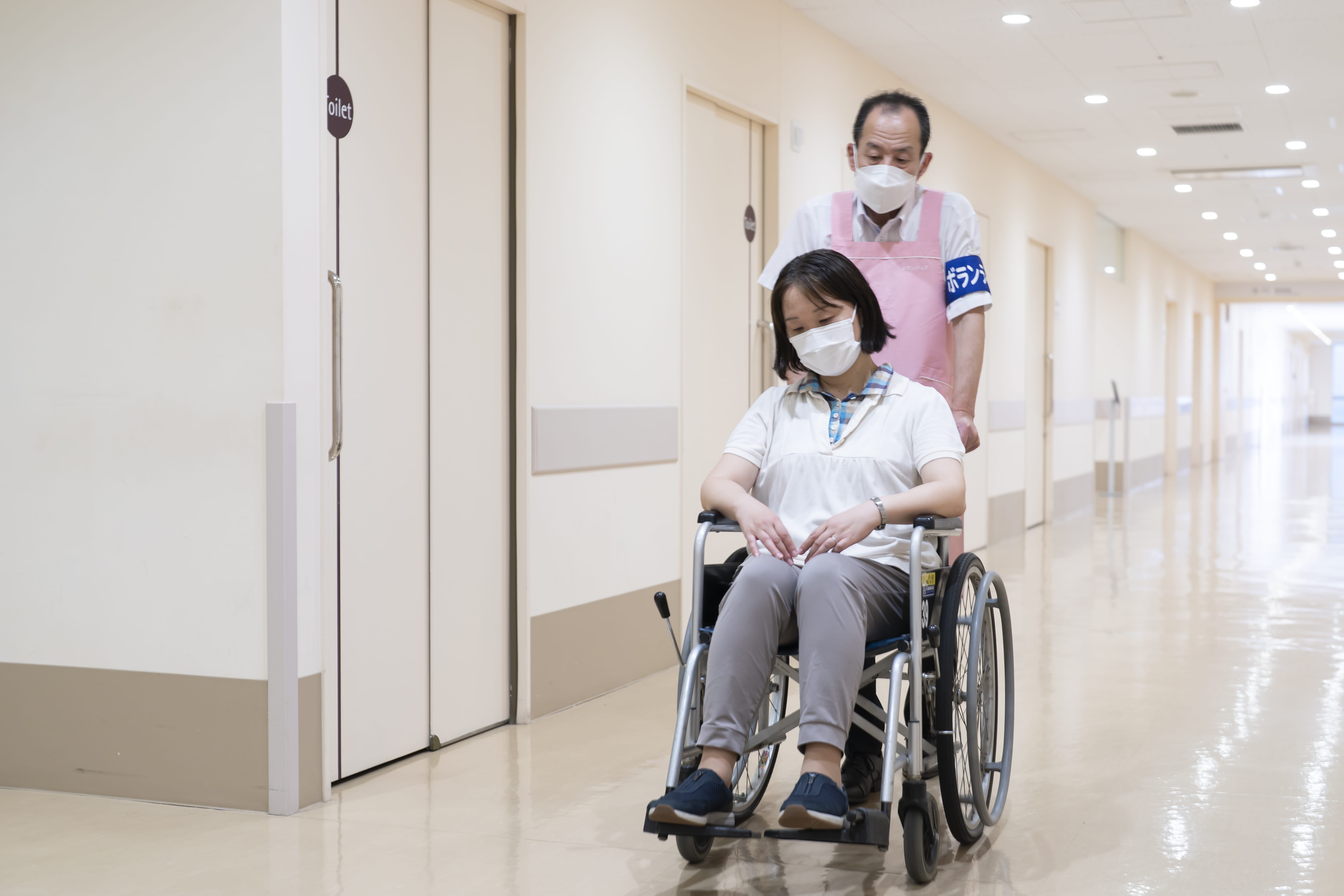 院内での車椅子移動補助