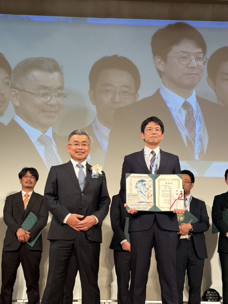 総会で表彰されている森山医師の写真